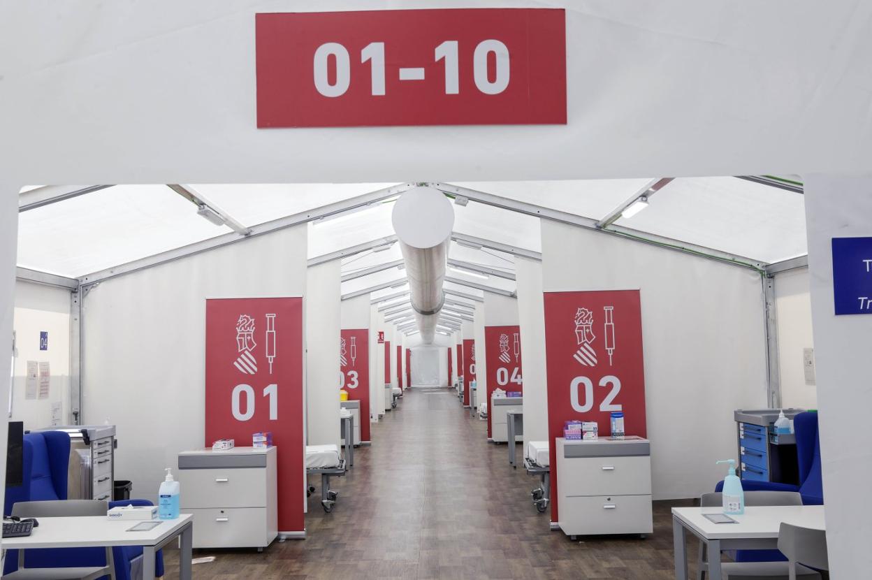 El interior del hospital de campaña de La Fe de Valencia, listo para acoger a partir de hoy la campaña de vacunación del personal docente de la Comunitat. irene marsilla