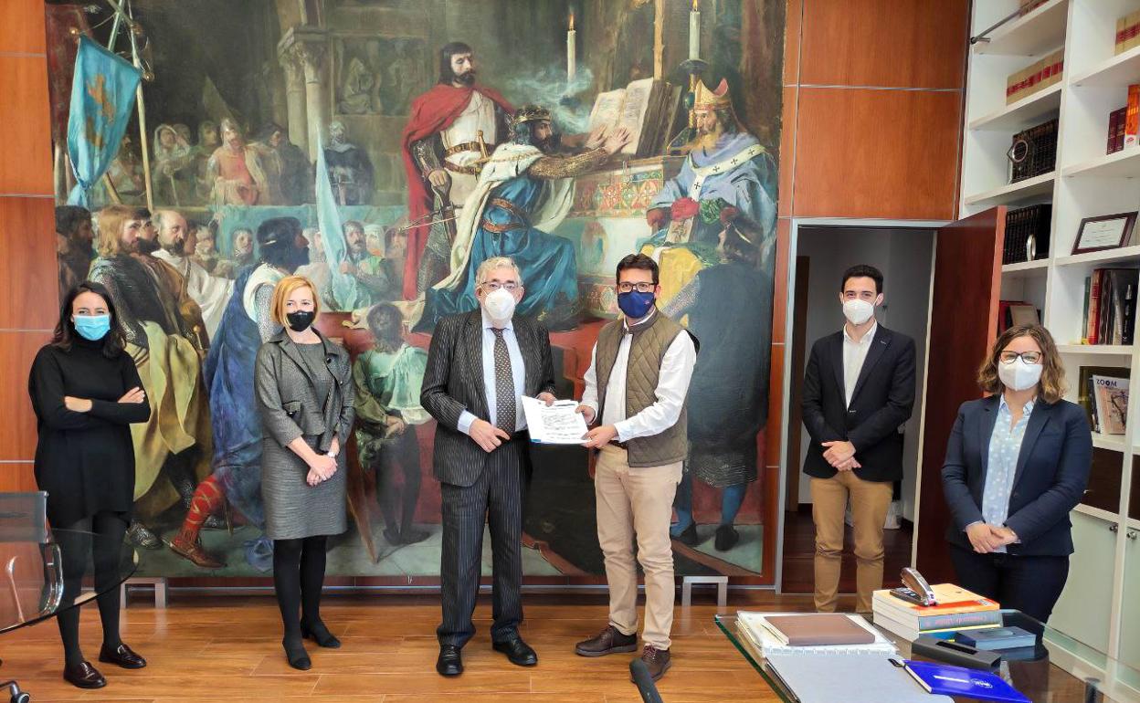 El alcalde, Juan Ramón Adsuara, con los presentes en la firma. 