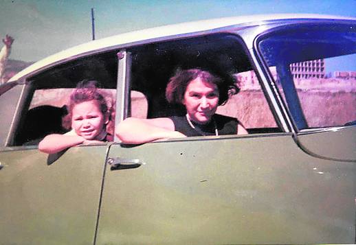 1963. «Viajábamos en el Tiburón de mi padre. Ahí estamos mi madre y yo».