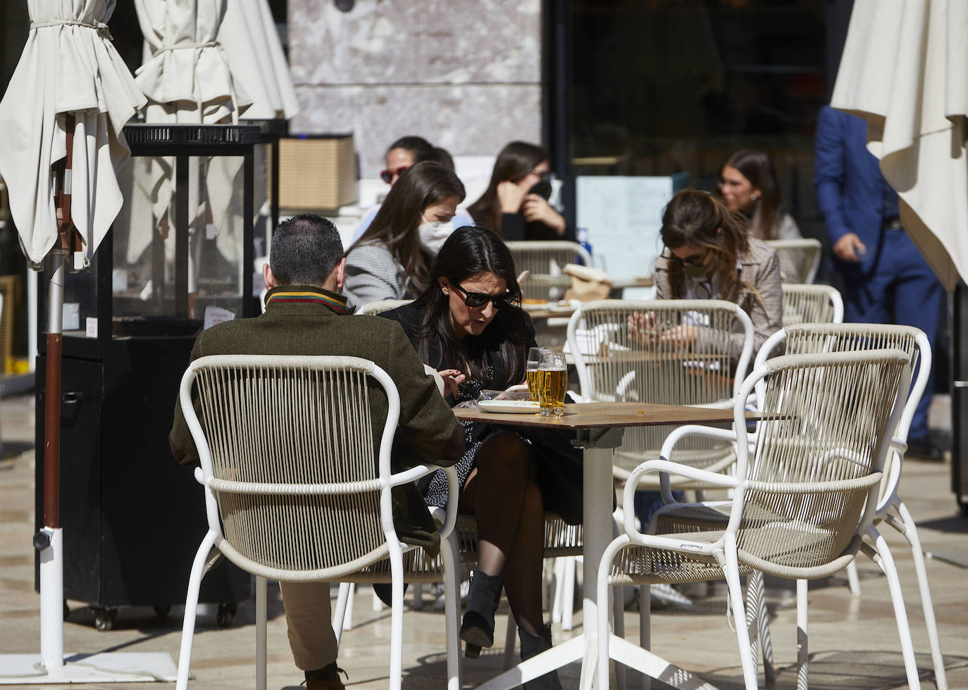 La Comunitat Valenciana avanza en su desescalada con la apertura de bares y restaurantes al 30% en interior y al 100% en terrazas. 