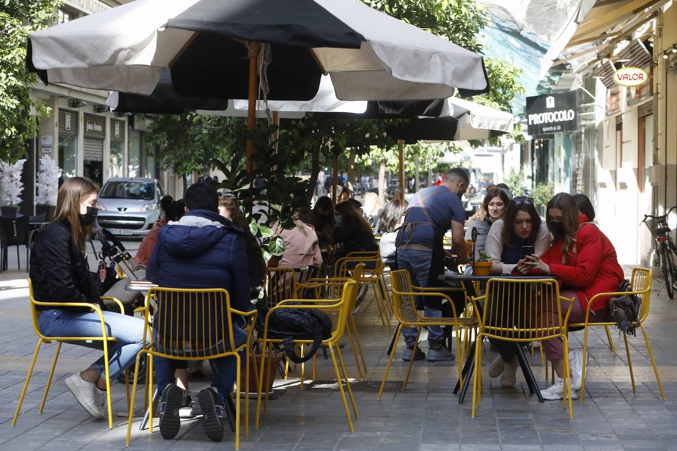 La Comunitat Valenciana avanza en su desescalada con la apertura de bares y restaurantes al 30% en interior y al 100% en terrazas. 