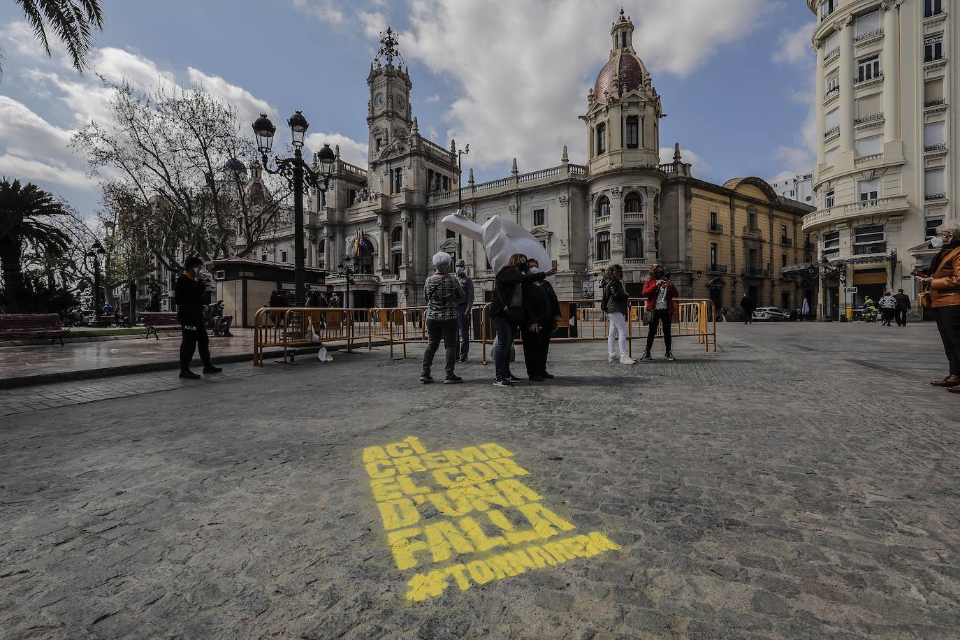 La ciudad de Valencia ha amanecido este lunes, 15 de marzo, con las 382 demarcaciones donde se plantan habitualmente monumentos falleros pintadas con el lema 'Ací crema el cor d'una falla' ('Aquí quema el corazón de una falla'), en una acción con la que la Junta Central Fallera (JCF) ha querido realizar una 'plantà' «simbólica» para recordar que «volveremos a disfrutar de las Fallas a pie de calle».