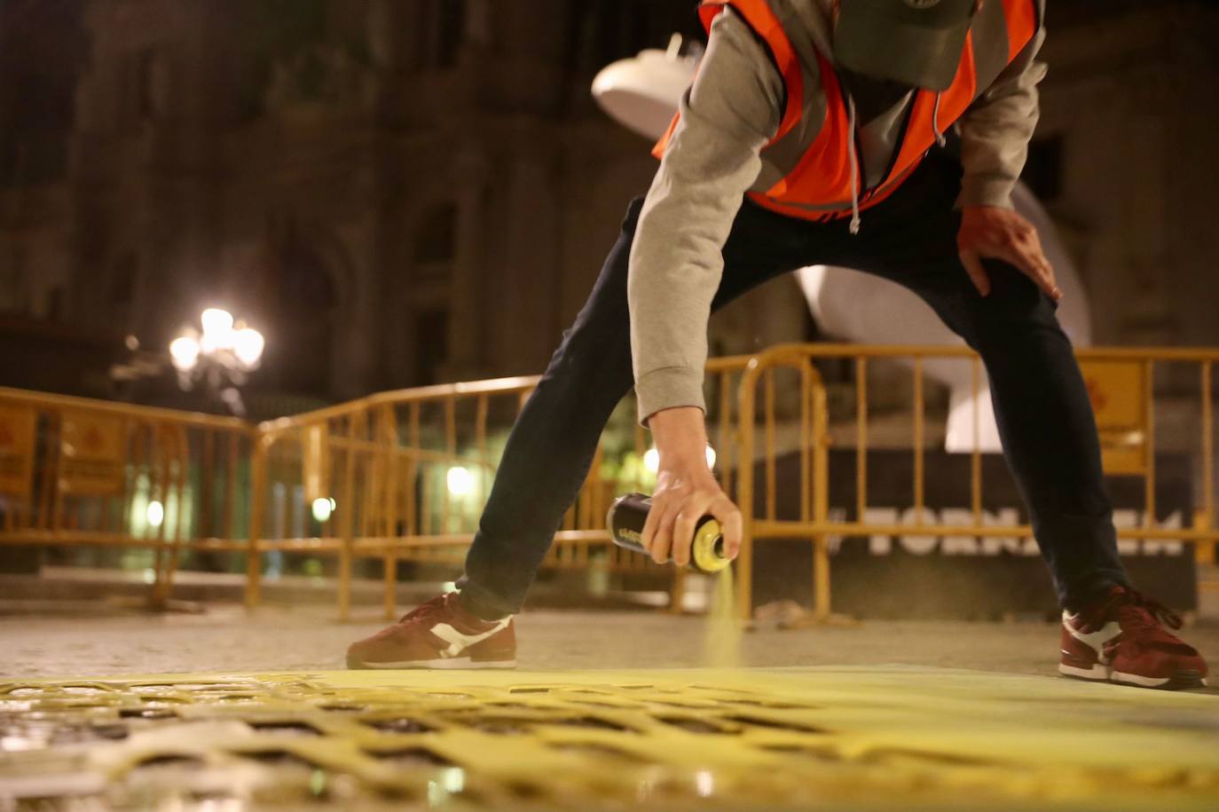 La ciudad de Valencia ha amanecido este lunes, 15 de marzo, con las 382 demarcaciones donde se plantan habitualmente monumentos falleros pintadas con el lema 'Ací crema el cor d'una falla' ('Aquí quema el corazón de una falla'), en una acción con la que la Junta Central Fallera (JCF) ha querido realizar una 'plantà' «simbólica» para recordar que «volveremos a disfrutar de las Fallas a pie de calle».