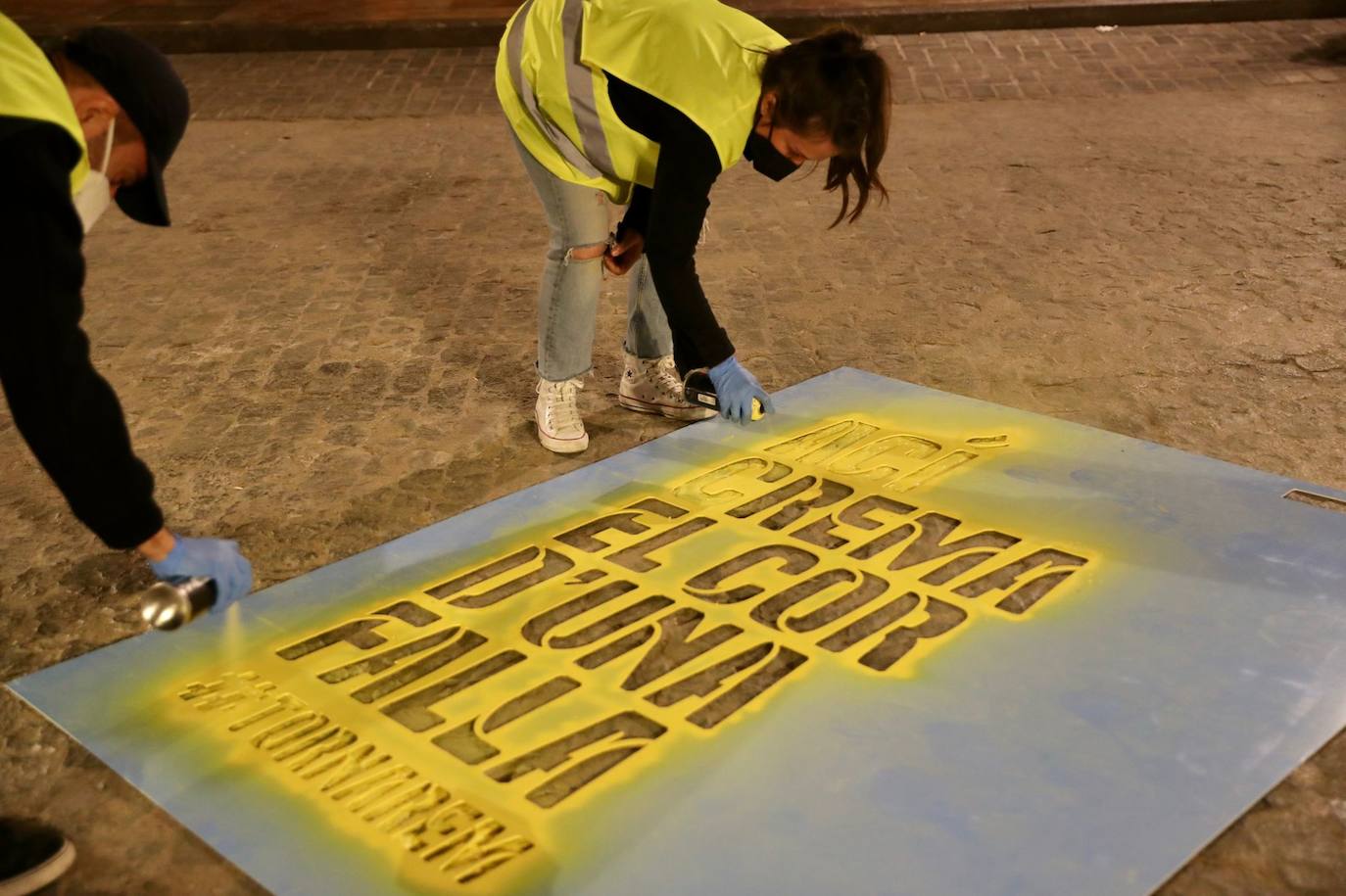 La ciudad de Valencia ha amanecido este lunes, 15 de marzo, con las 382 demarcaciones donde se plantan habitualmente monumentos falleros pintadas con el lema 'Ací crema el cor d'una falla' ('Aquí quema el corazón de una falla'), en una acción con la que la Junta Central Fallera (JCF) ha querido realizar una 'plantà' «simbólica» para recordar que «volveremos a disfrutar de las Fallas a pie de calle».