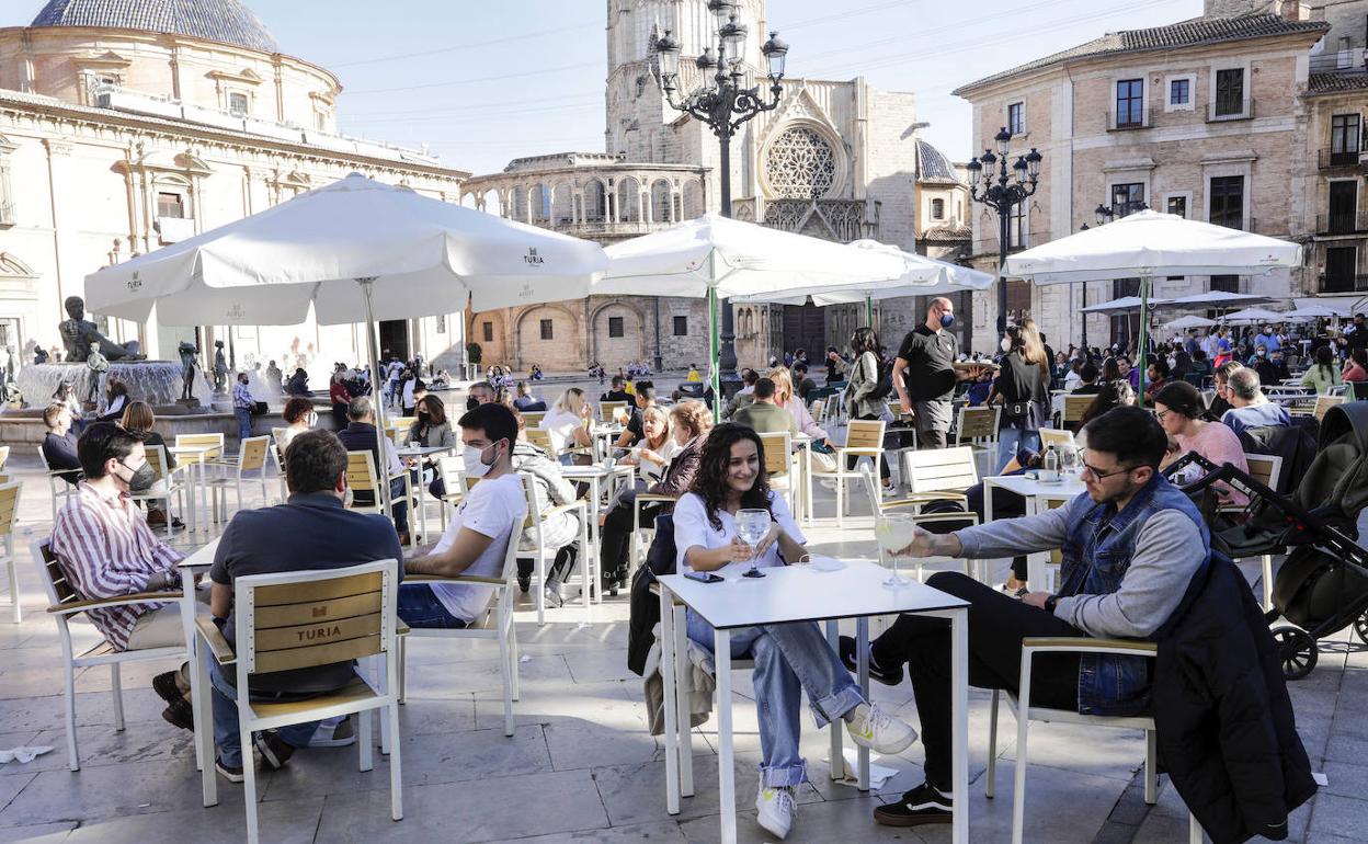 Terrazas llenas en el centro de Valencia.