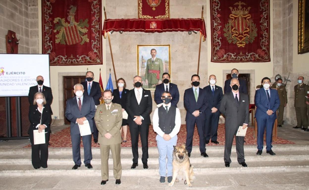 Los 13 embajadores de la 'Marca Ejército'. 