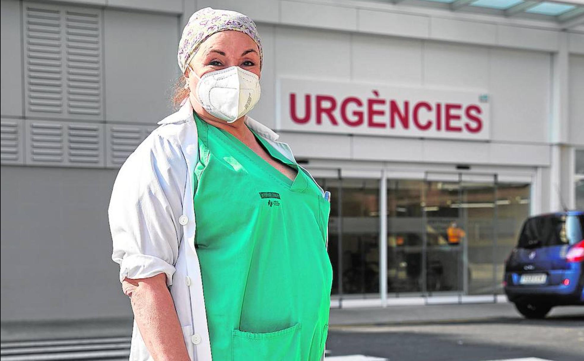 Suni García, a las puertas de Urgencias del hospital Clínico de Valencia, donde trabaja en el área de quirófanos.