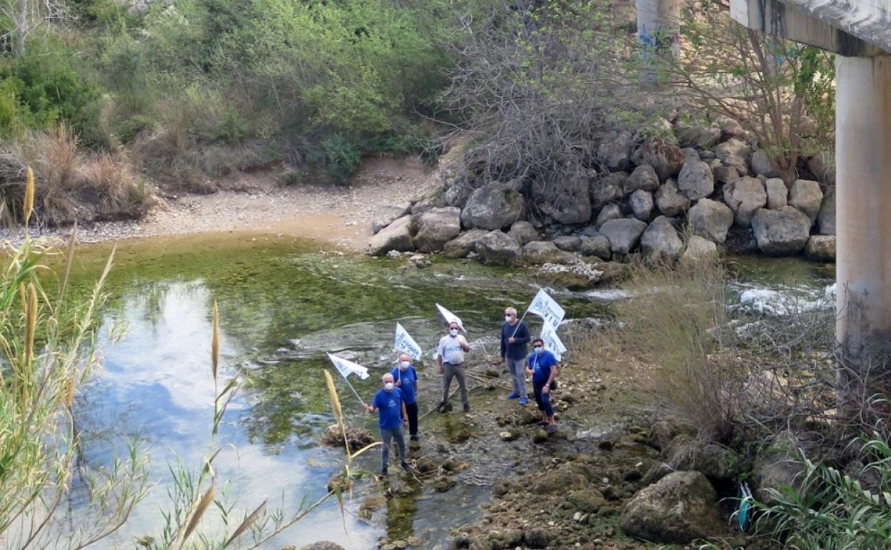 Miembros de Xúquer Viu pudieron comprobar in situ el bajo caudal del río. 