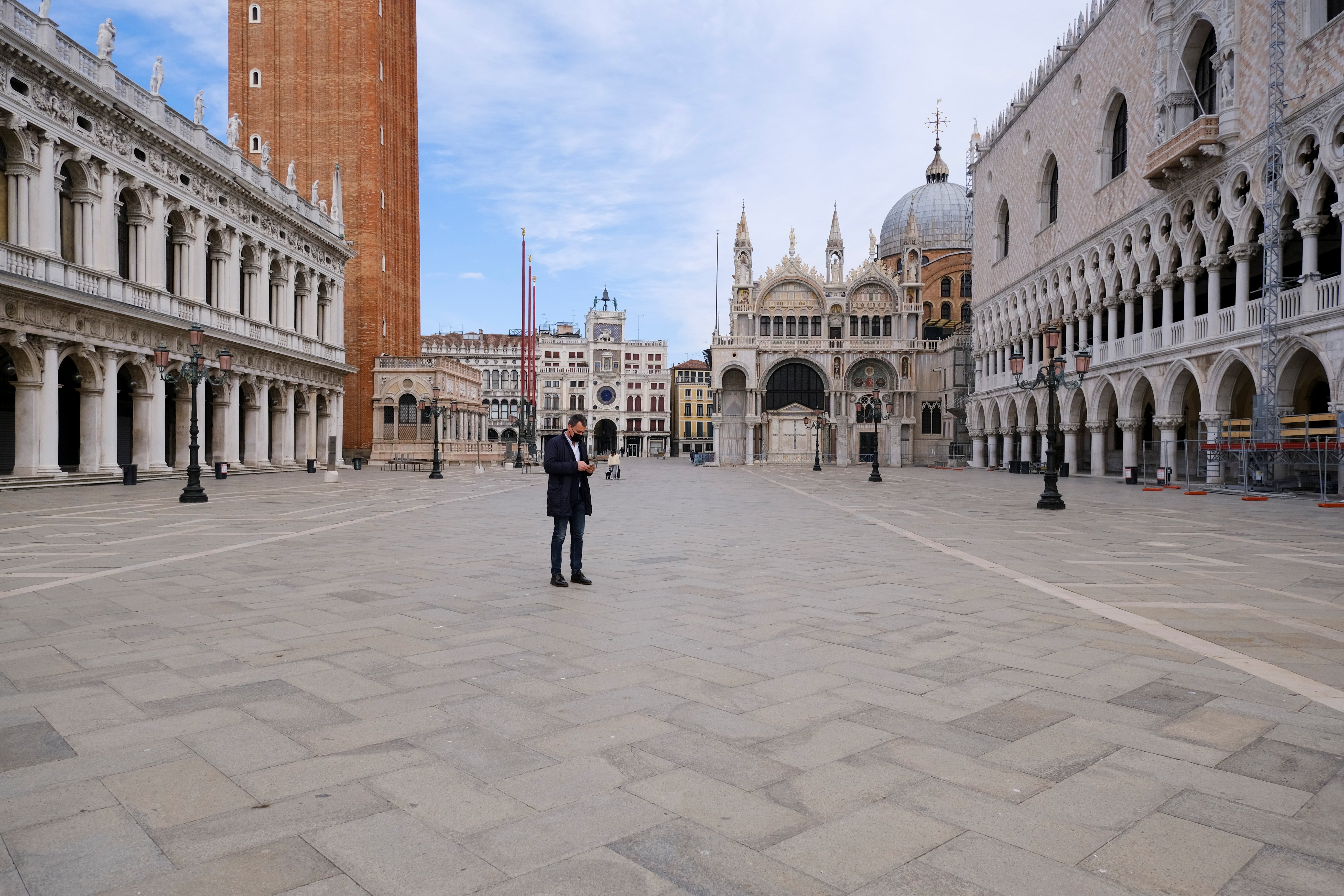 Venecia | Cuarenta y dos millones de italianos han vuelto al confinamiento un año después del inicio de la pandemia. Las calles de Roma, Milán, Nápoles, Venecia o Turín presentan una imagen atípica, medio vacías desde que este lunes el gobierno italiano decretara una medida para frenar los contagios del país. Las comunidades más pobladas han entrado en la llamada 'zona roja', en la que sólo se puede salir por trabajo o necesidad.