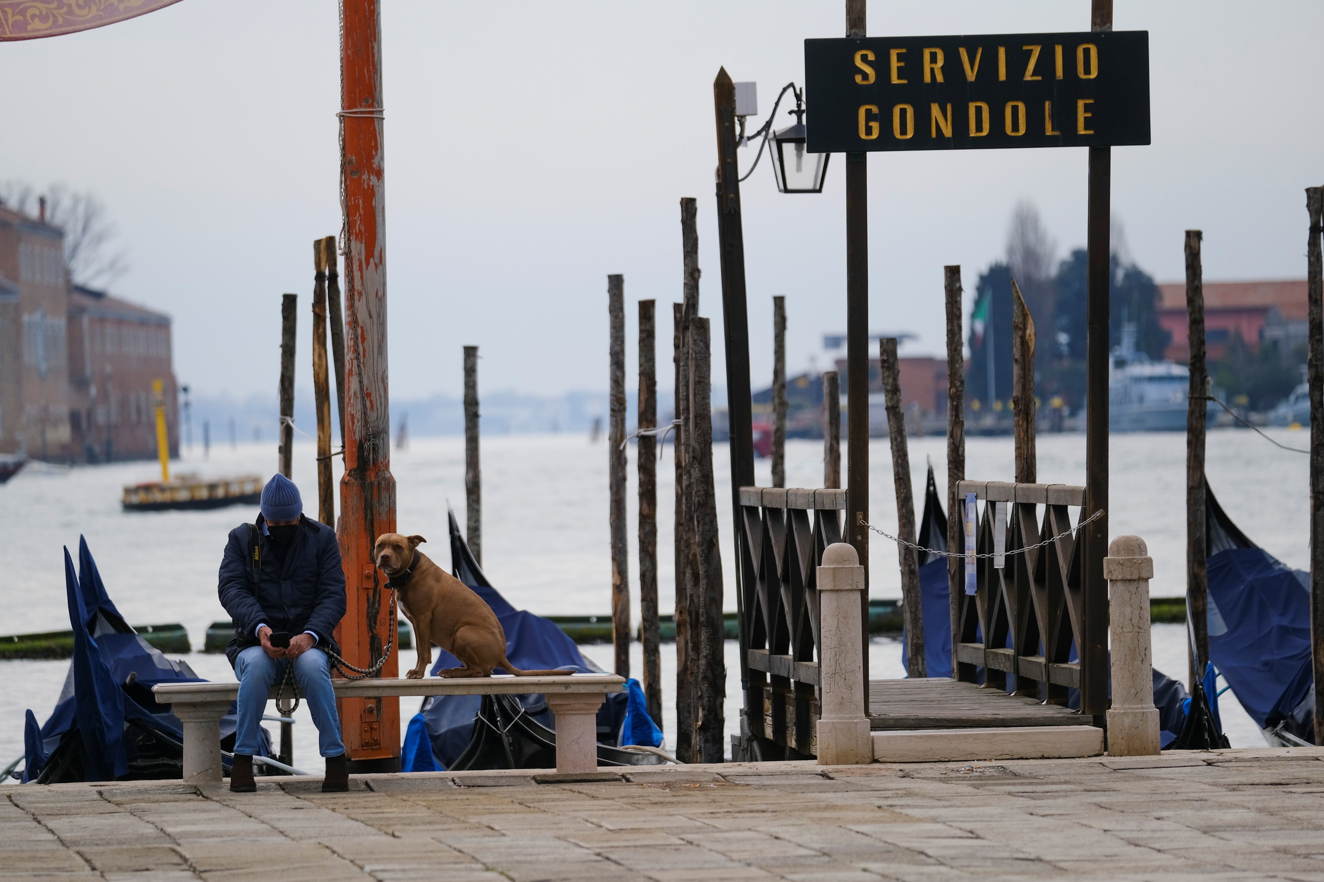 Venecia | Cuarenta y dos millones de italianos han vuelto al confinamiento un año después del inicio de la pandemia. Las calles de Roma, Milán, Nápoles, Venecia o Turín presentan una imagen atípica, medio vacías desde que este lunes el gobierno italiano decretara una medida para frenar los contagios del país. Las comunidades más pobladas han entrado en la llamada 'zona roja', en la que sólo se puede salir por trabajo o necesidad.