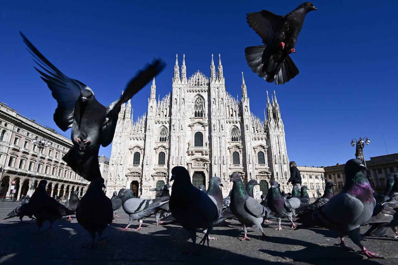 Milán | Cuarenta y dos millones de italianos han vuelto al confinamiento un año después del inicio de la pandemia. Las calles de Roma, Milán, Nápoles, Venecia o Turín presentan una imagen atípica, medio vacías desde que este lunes el gobierno italiano decretara una medida para frenar los contagios del país. Las comunidades más pobladas han entrado en la llamada 'zona roja', en la que sólo se puede salir por trabajo o necesidad.