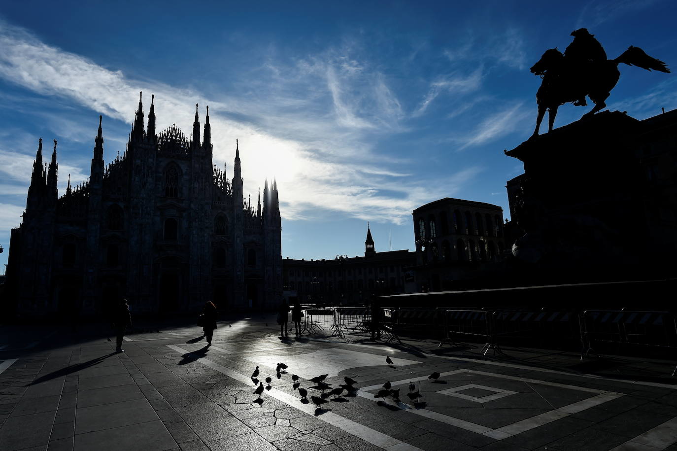 Milán | Cuarenta y dos millones de italianos han vuelto al confinamiento un año después del inicio de la pandemia. Las calles de Roma, Milán, Nápoles, Venecia o Turín presentan una imagen atípica, medio vacías desde que este lunes el gobierno italiano decretara una medida para frenar los contagios del país. Las comunidades más pobladas han entrado en la llamada 'zona roja', en la que sólo se puede salir por trabajo o necesidad.