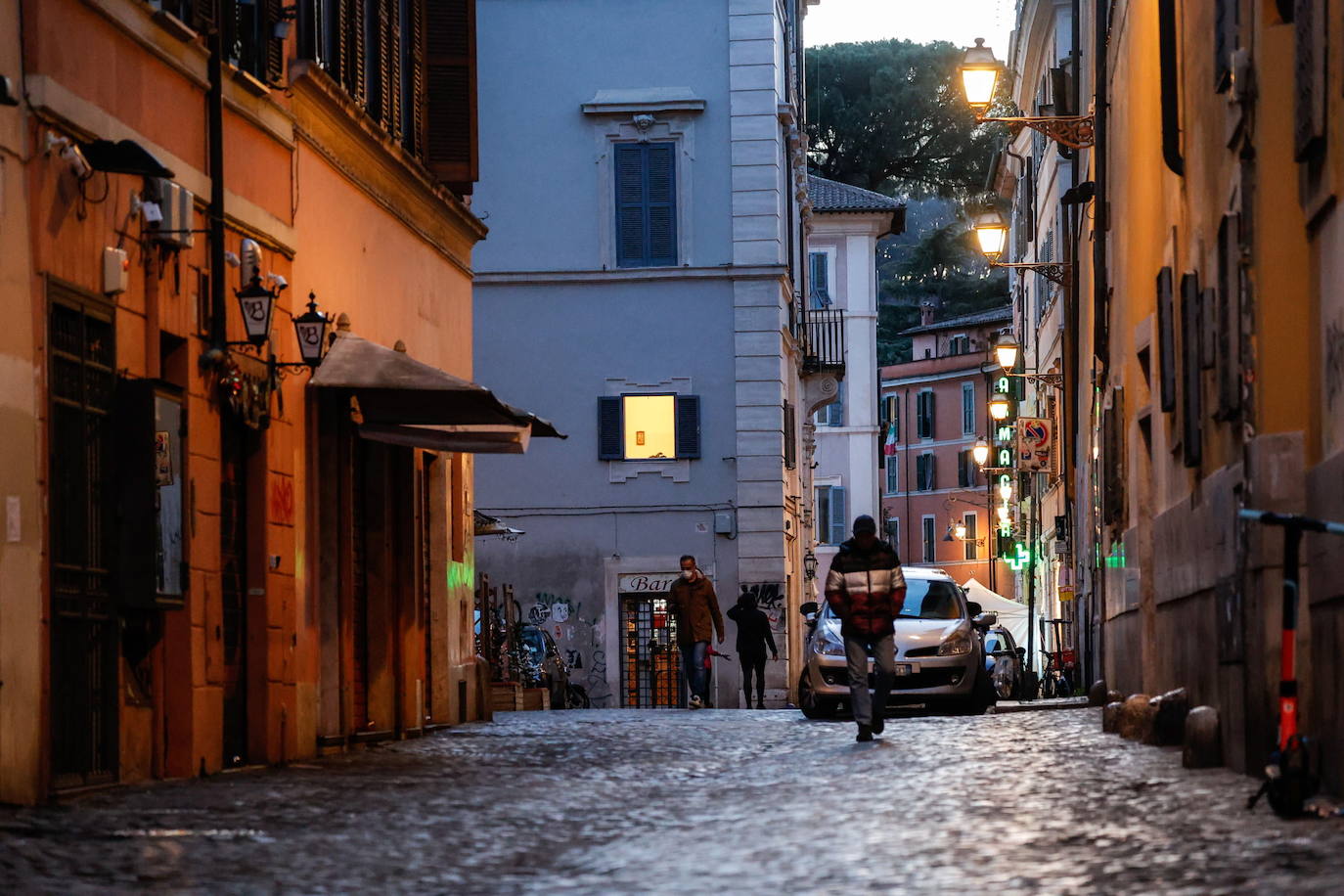 Roma | Cuarenta y dos millones de italianos han vuelto al confinamiento un año después del inicio de la pandemia. Las calles de Roma, Milán, Nápoles, Venecia o Turín presentan una imagen atípica, medio vacías desde que este lunes el gobierno italiano decretara una medida para frenar los contagios del país. Las comunidades más pobladas han entrado en la llamada 'zona roja', en la que sólo se puede salir por trabajo o necesidad.