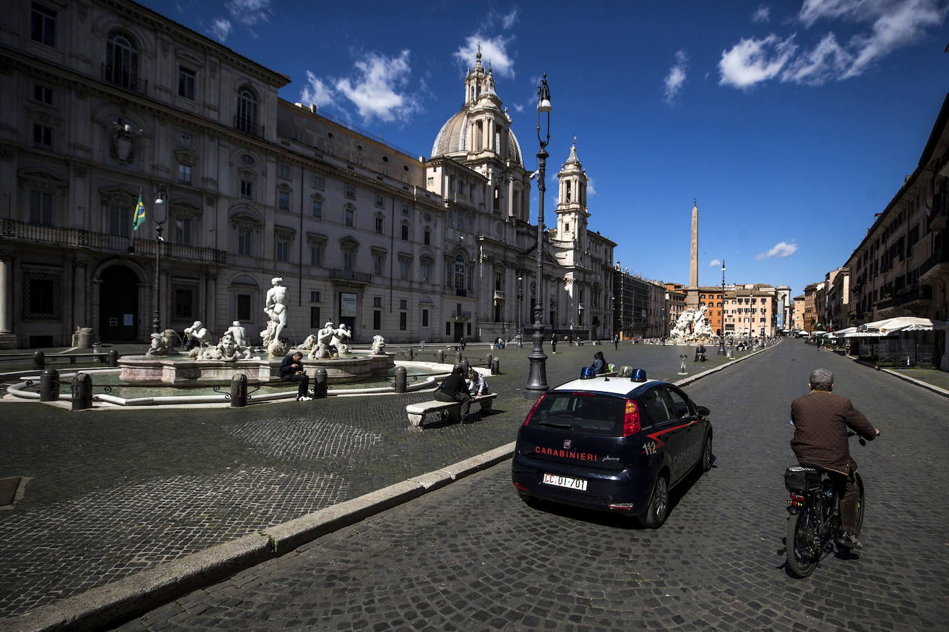 Roma | Cuarenta y dos millones de italianos han vuelto al confinamiento un año después del inicio de la pandemia. Las calles de Roma, Milán, Nápoles, Venecia o Turín presentan una imagen atípica, medio vacías desde que este lunes el gobierno italiano decretara una medida para frenar los contagios del país. Las comunidades más pobladas han entrado en la llamada 'zona roja', en la que sólo se puede salir por trabajo o necesidad.