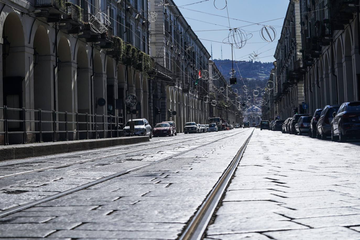 Turín | Cuarenta y dos millones de italianos han vuelto al confinamiento un año después del inicio de la pandemia. Las calles de Roma, Milán, Nápoles, Venecia o Turín presentan una imagen atípica, medio vacías desde que este lunes el gobierno italiano decretara una medida para frenar los contagios del país. Las comunidades más pobladas han entrado en la llamada 'zona roja', en la que sólo se puede salir por trabajo o necesidad.