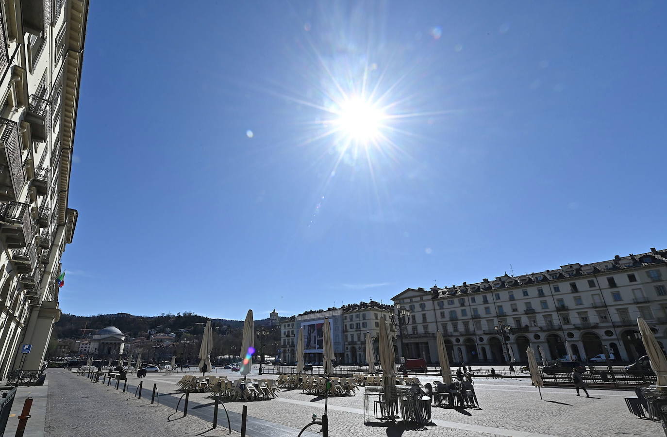 Turín | Cuarenta y dos millones de italianos han vuelto al confinamiento un año después del inicio de la pandemia. Las calles de Roma, Milán, Nápoles, Venecia o Turín presentan una imagen atípica, medio vacías desde que este lunes el gobierno italiano decretara una medida para frenar los contagios del país. Las comunidades más pobladas han entrado en la llamada 'zona roja', en la que sólo se puede salir por trabajo o necesidad.