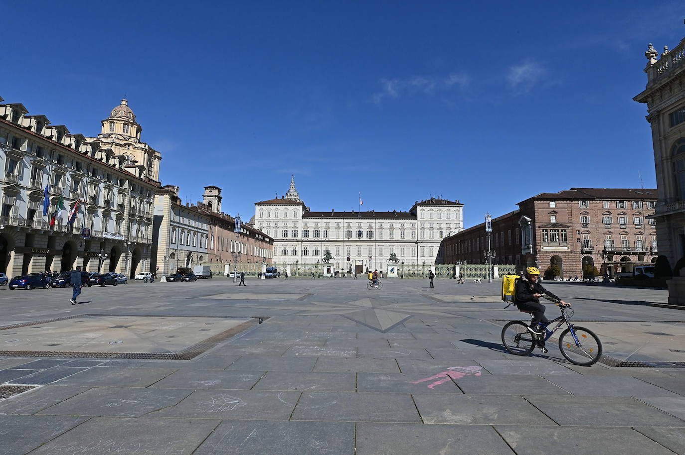 Turín | Cuarenta y dos millones de italianos han vuelto al confinamiento un año después del inicio de la pandemia. Las calles de Roma, Milán, Nápoles, Venecia o Turín presentan una imagen atípica, medio vacías desde que este lunes el gobierno italiano decretara una medida para frenar los contagios del país. Las comunidades más pobladas han entrado en la llamada 'zona roja', en la que sólo se puede salir por trabajo o necesidad.