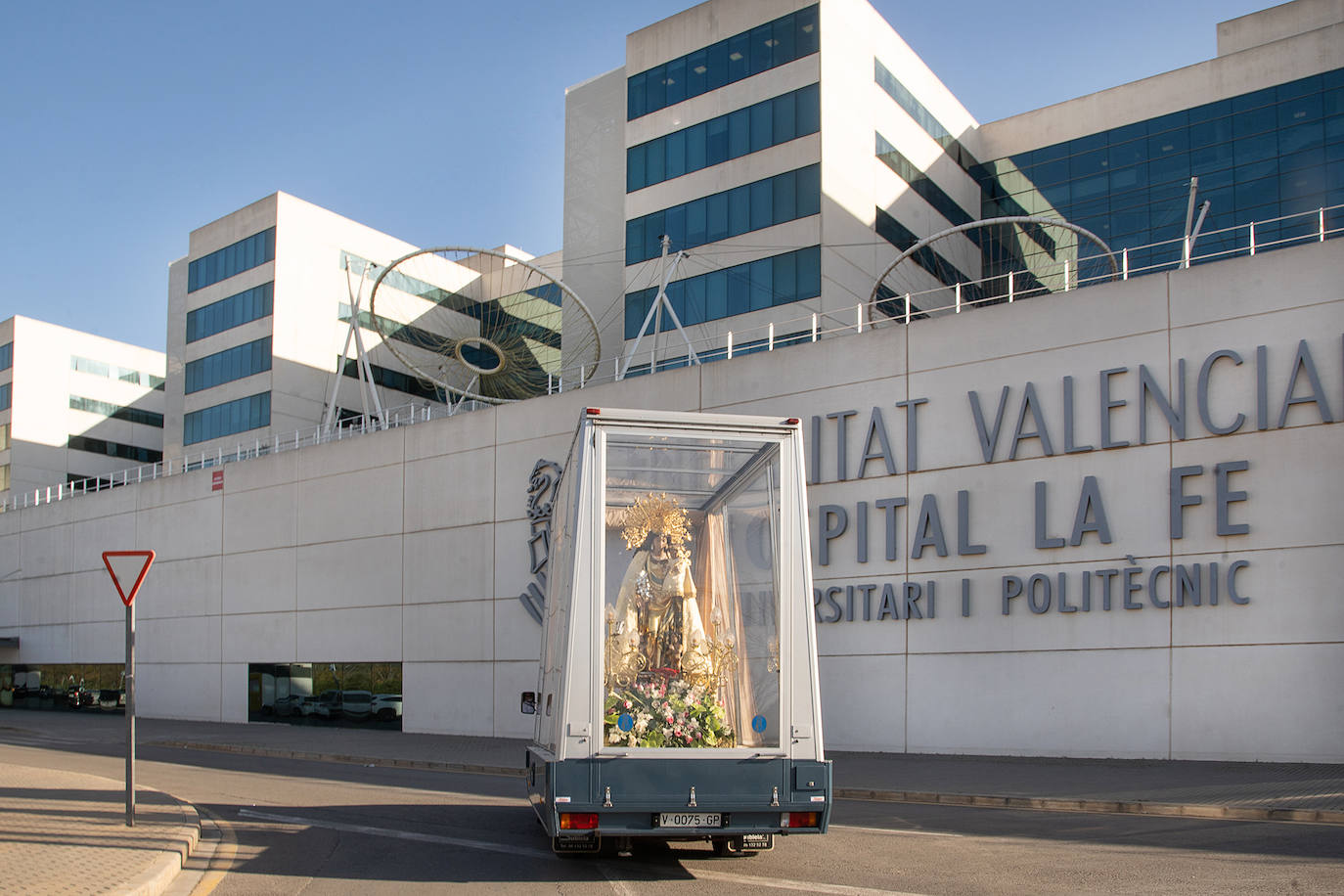 El cardenal arzobispo de Valencia, Antonio Cañizares, se ha subido este martes al 'Maremóvil' que está recorriendo con la imagen peregrina de la Virgen de los Desamparados las calles de Valencia y hospitales para también mostrar su proximidad con las personas que sufren. Esta mañana, la Virgen se ha desplazado en su «Maremóvil» al Hospital la Fe, al Instituto Valenciano de Oncología (IVO), al Hospital Arnau de Vilanova, al Hospital y Tanatorio del 9 d´Octubre, al Hospital General y al Doctor Peset, entrando por la zona de Urgencias, y, estando en la zona de Campanar, ha pasado también por el Cementerio de este barrio valenciano. Igualmente, se ha acercado al Sanatorio del Padre Jofré y al Cementerio General.