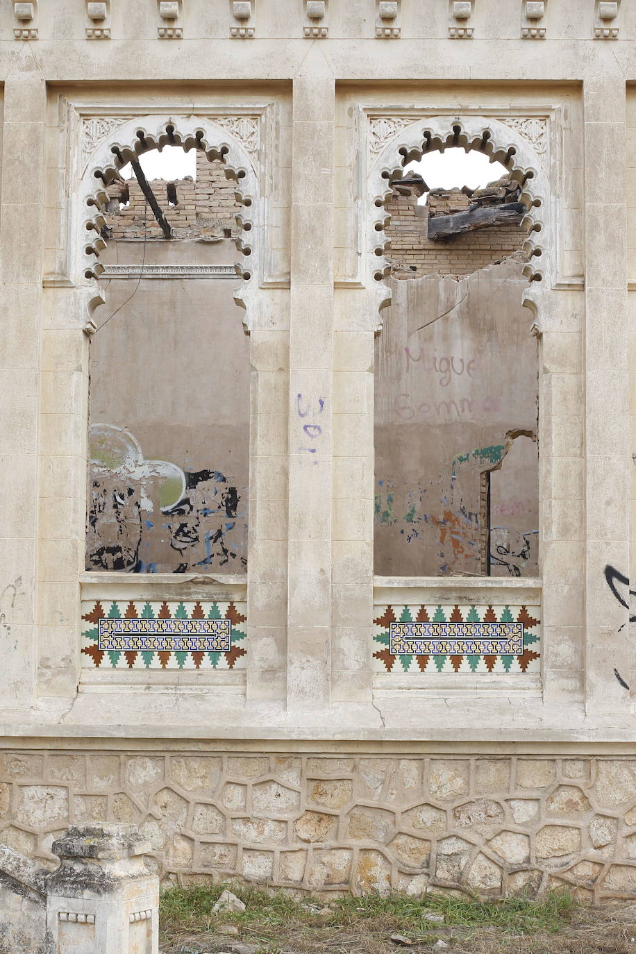 Dos monumentos valencianos han entrado en la lista roja del patrimonio, una iniciativa de la asociación Hispania Nostra que recoge bienes sometidos a riesgo de desaparición, destrucción o alteración esencial de sus valores. Se trata del chalé Giner Cortina, en la localidad de Torrent (Valencia), y la alquería casa de Bonanza, en Orihuela (Alicante). En pantalla, una imagen de archivo del primero.