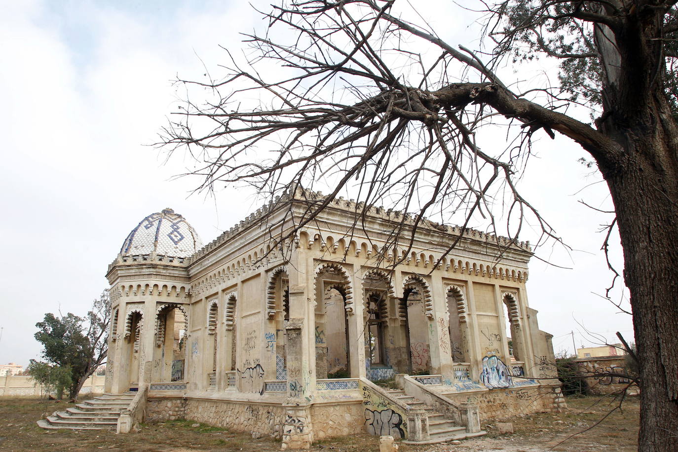Dos monumentos valencianos han entrado en la lista roja del patrimonio, una iniciativa de la asociación Hispania Nostra que recoge bienes sometidos a riesgo de desaparición, destrucción o alteración esencial de sus valores. Se trata del chalé Giner Cortina, en la localidad de Torrent (Valencia), y la alquería casa de Bonanza, en Orihuela (Alicante). En pantalla, una imagen de archivo del primero.