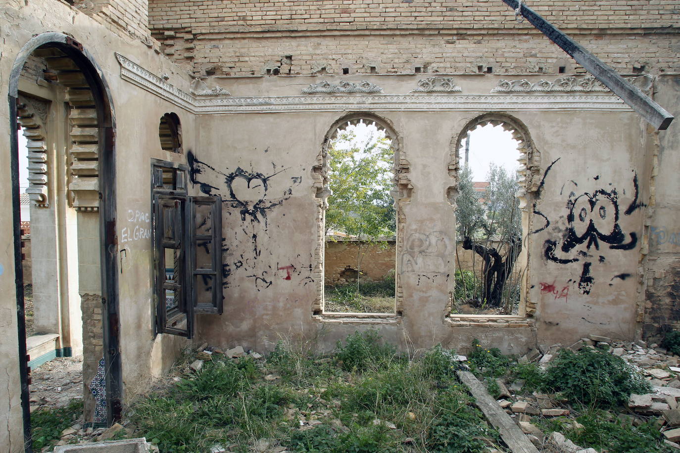 Dos monumentos valencianos han entrado en la lista roja del patrimonio, una iniciativa de la asociación Hispania Nostra que recoge bienes sometidos a riesgo de desaparición, destrucción o alteración esencial de sus valores. Se trata del chalé Giner Cortina, en la localidad de Torrent (Valencia), y la alquería casa de Bonanza, en Orihuela (Alicante). En pantalla, una imagen de archivo del primero.