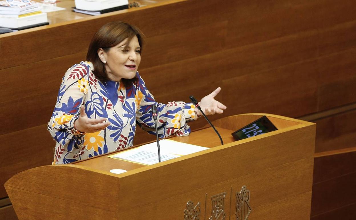 La presidenta del PP valenciano, Isabel Bonig, en la tribuna de Les Corts. 