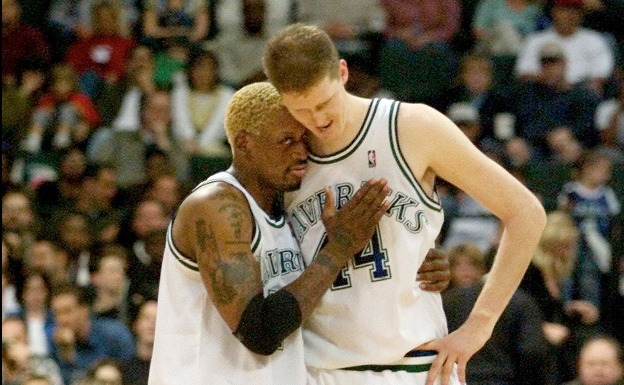 Dennis Rodman abraza a Shawn Bradley durante un partido. 