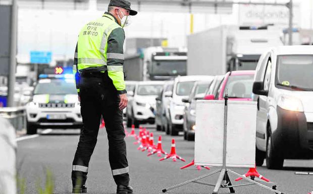 Los controles policiales se refuerzan en la Comunitat en el puente de San José por los contagios