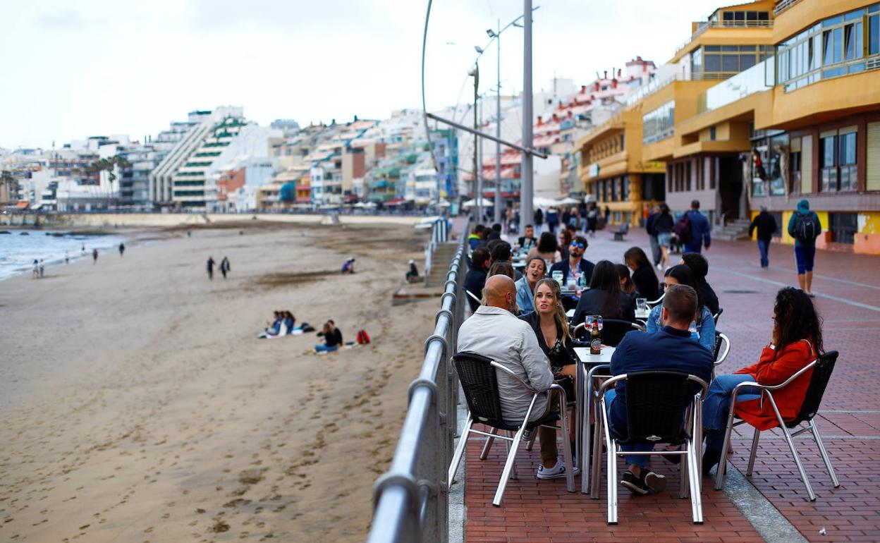 Un grupo de turistas en la playa de Las Canteras, en Las Palmas de Gran Canaria.