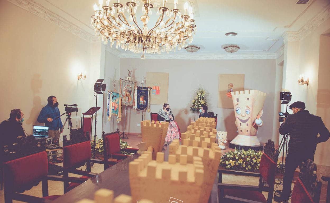 La torre creada por los artistas falleros locales. 