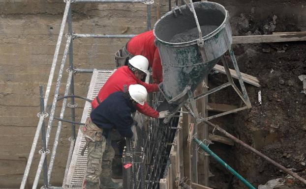 Tres trabajadores en una obra.