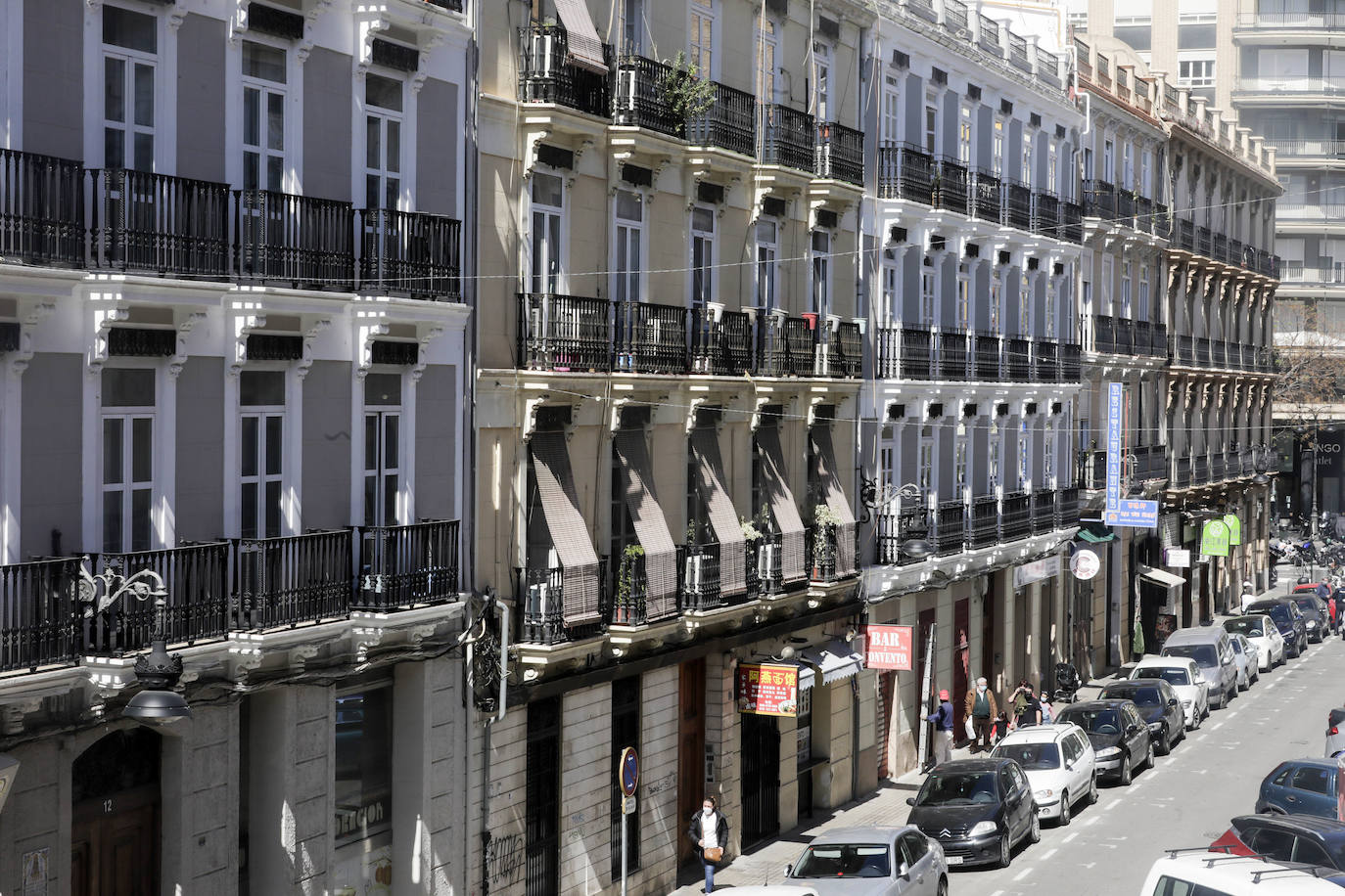 Algunos vecinos y comerciantes ya no se niegan a que la zona se denomine 'Chinatown'si eso va a dar visibilidad y visitantes. Otros muestran su firme rechazo a una iniciativa impulsada desde los presupuestos participativos del Gobierno municipal con el voto a favor de sólo 342 personas.