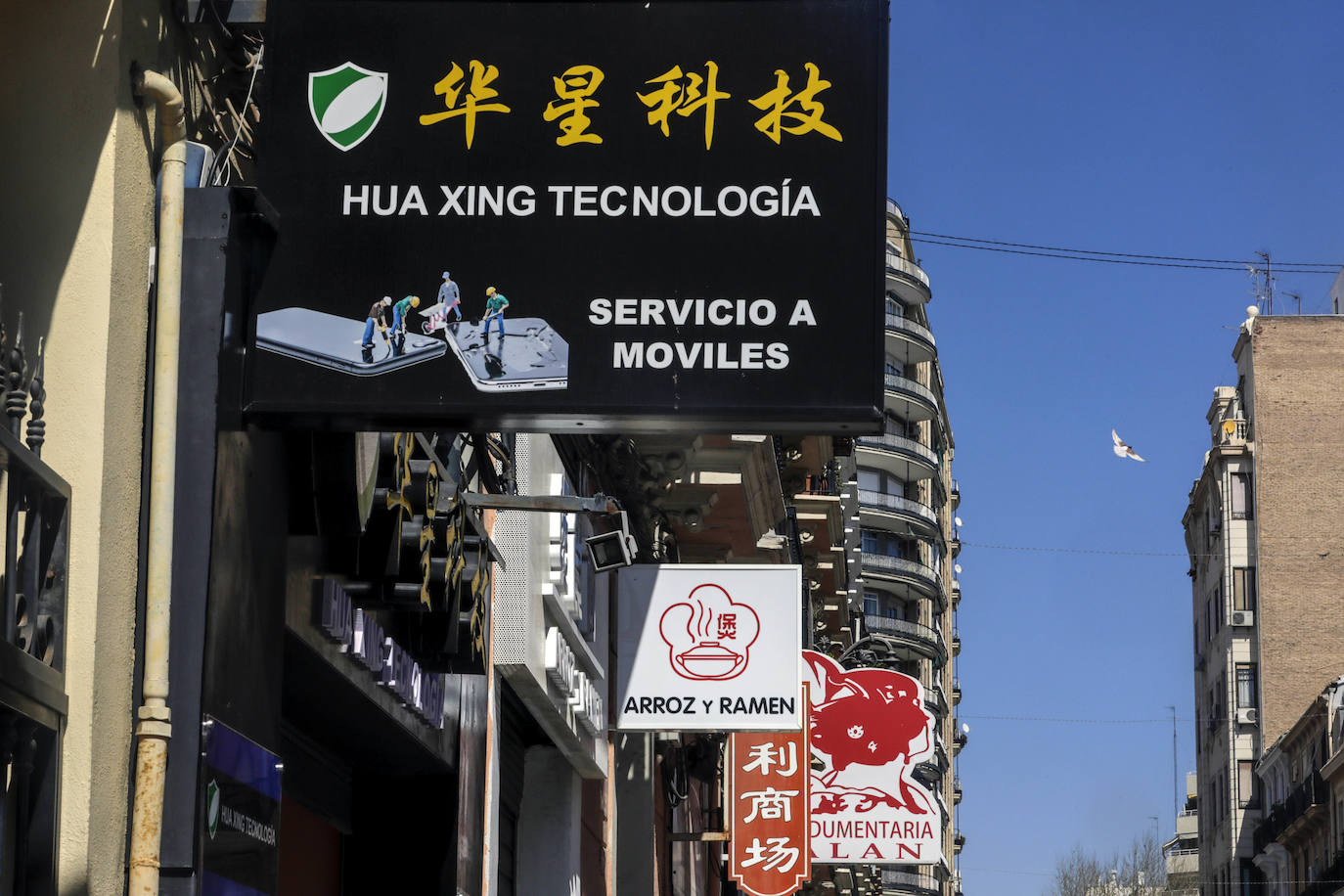 Algunos vecinos y comerciantes ya no se niegan a que la zona se denomine 'Chinatown'si eso va a dar visibilidad y visitantes. Otros muestran su firme rechazo a una iniciativa impulsada desde los presupuestos participativos del Gobierno municipal con el voto a favor de sólo 342 personas.