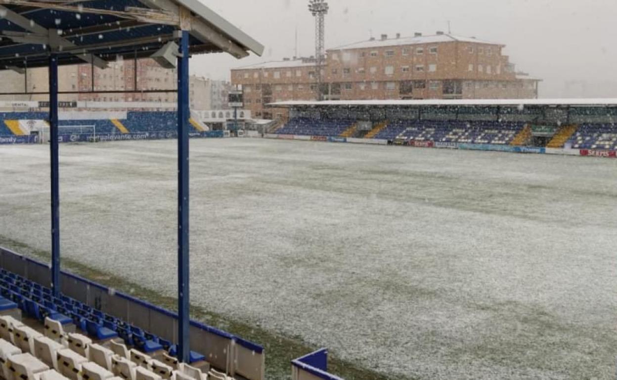 Imagen del campo de El Collao, donde juega sus partidos el Alcoyano, nevado.