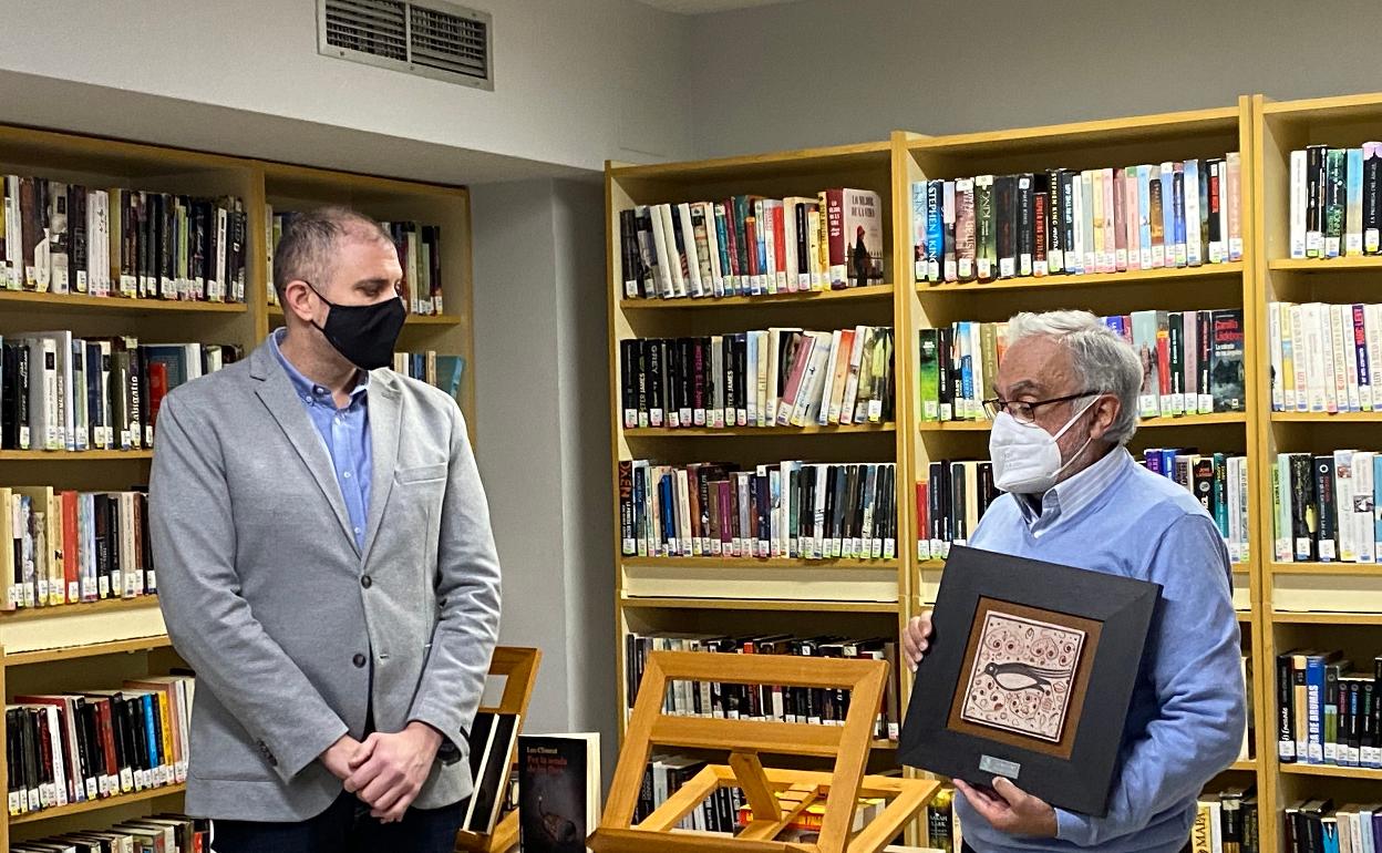 El alcalde de Cullera junto al autor de la obra ganadora. 
