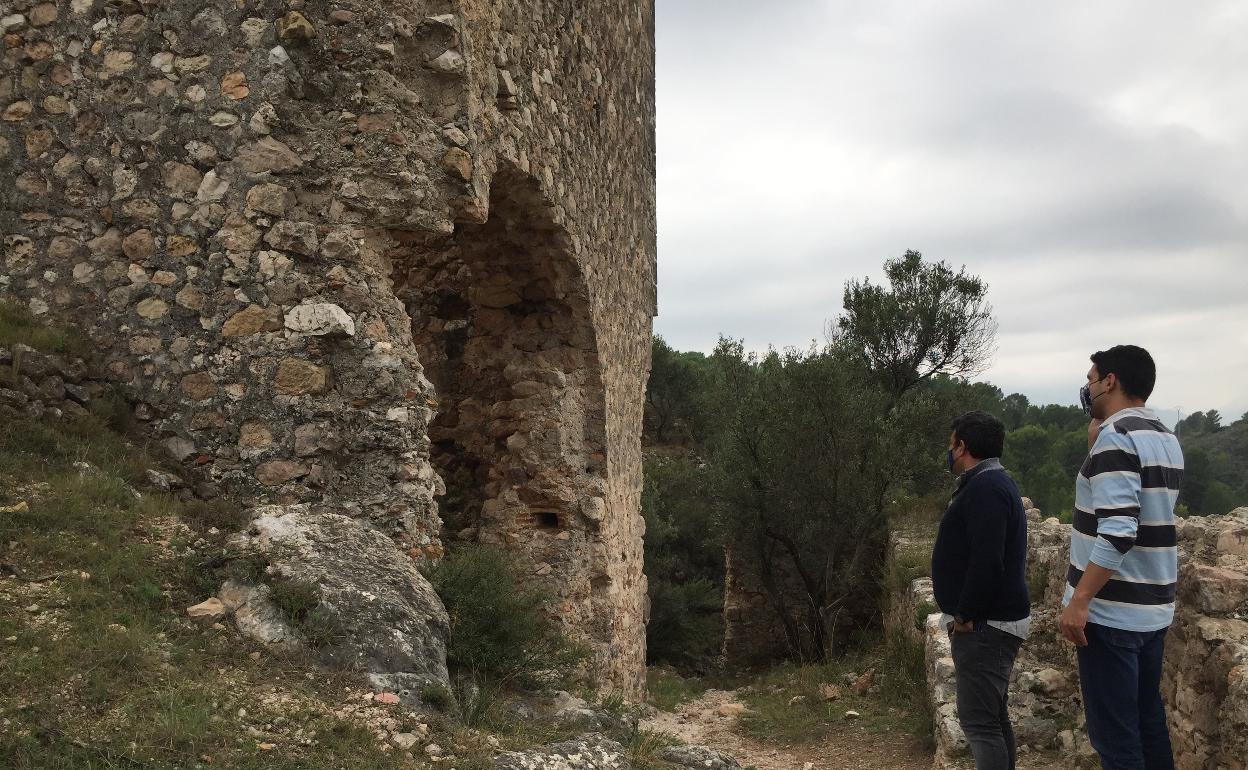 A la derecha, el alcalde de La Font, Pablo Puig, observa el arco que se va a restituir de la torre del castillo. 