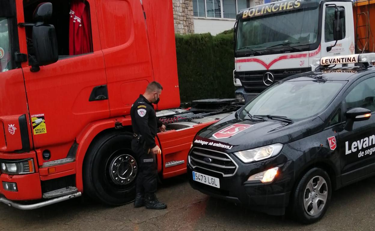 Un vigilante de Levantina de Seguridad en el lugar donde frustraron el robo. 