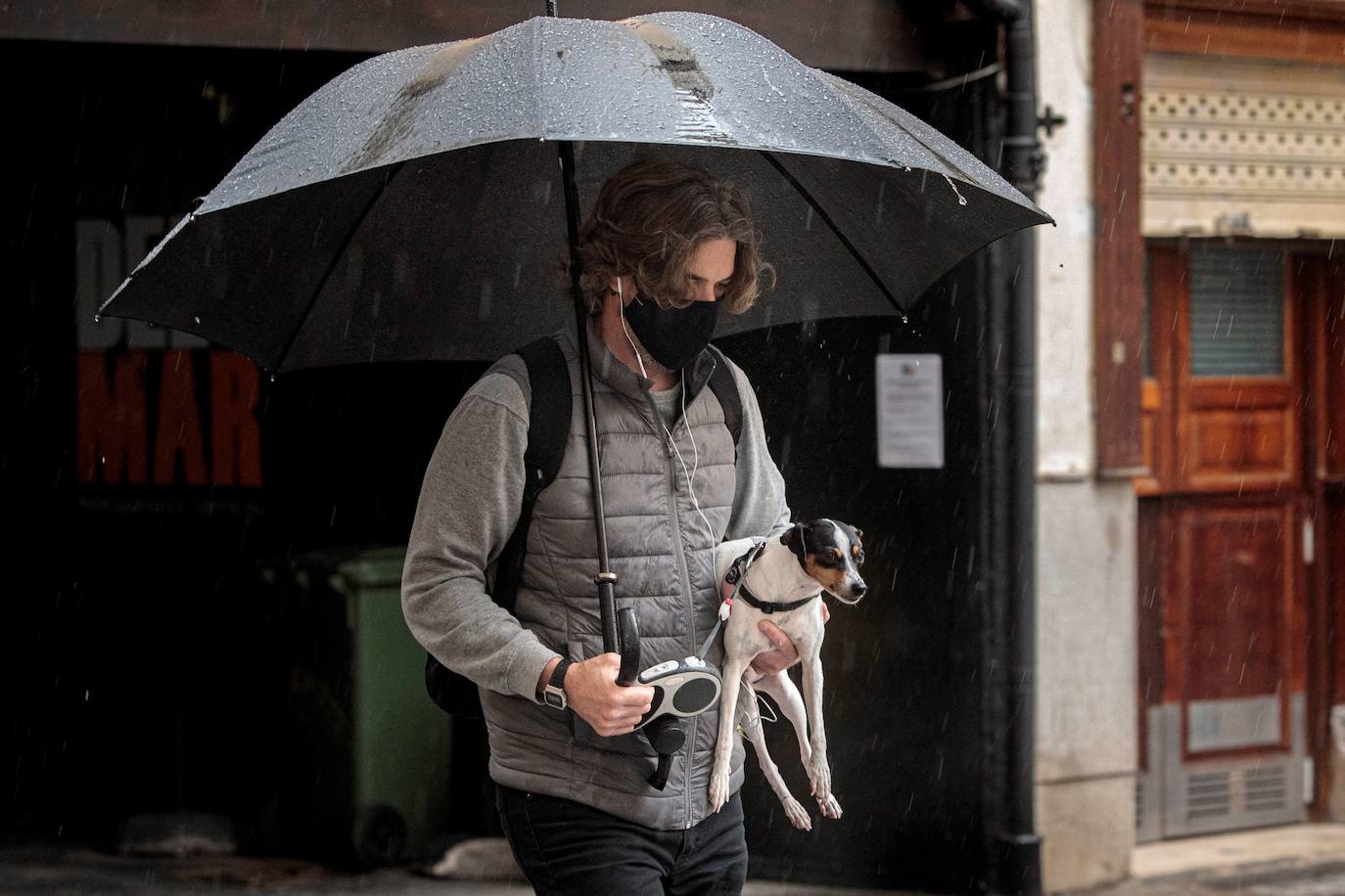 La Comunitat Valenciana cierra el invierno y da entrada a la primavera con lluvias y un ambiente frío. Aemet ha activado el aviso amarillo y prolonga hasta el sábado la probabilidad de precipitaciones y nevadas. 