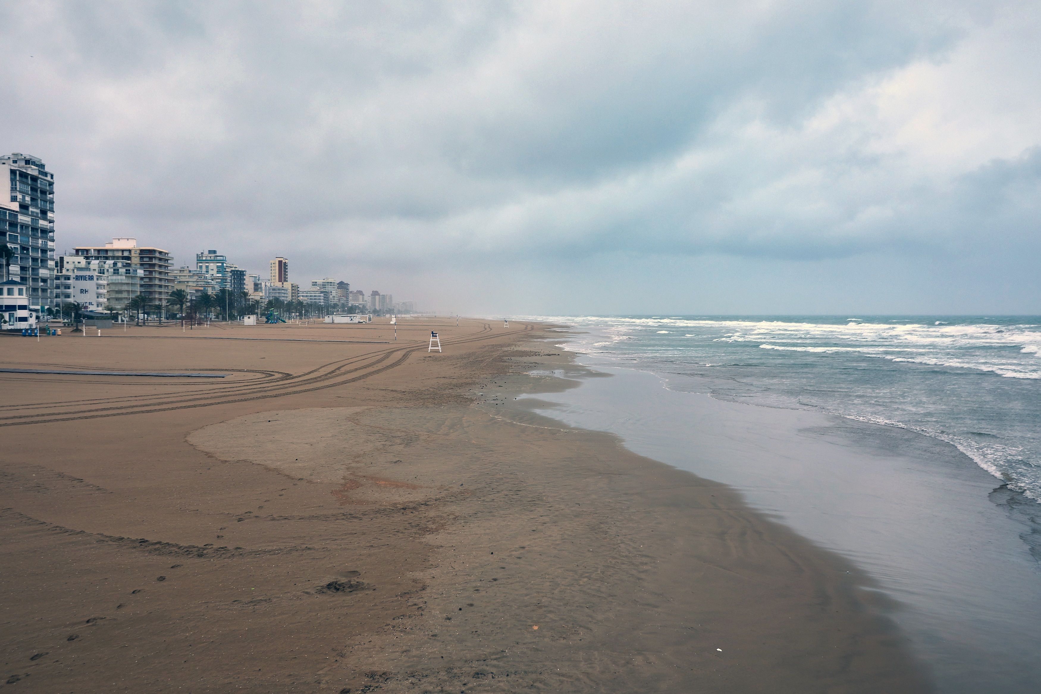 La Comunitat Valenciana cierra el invierno y da entrada a la primavera con lluvias y un ambiente frío. Aemet ha activado el aviso amarillo y prolonga hasta el sábado la probabilidad de precipitaciones y nevadas. 