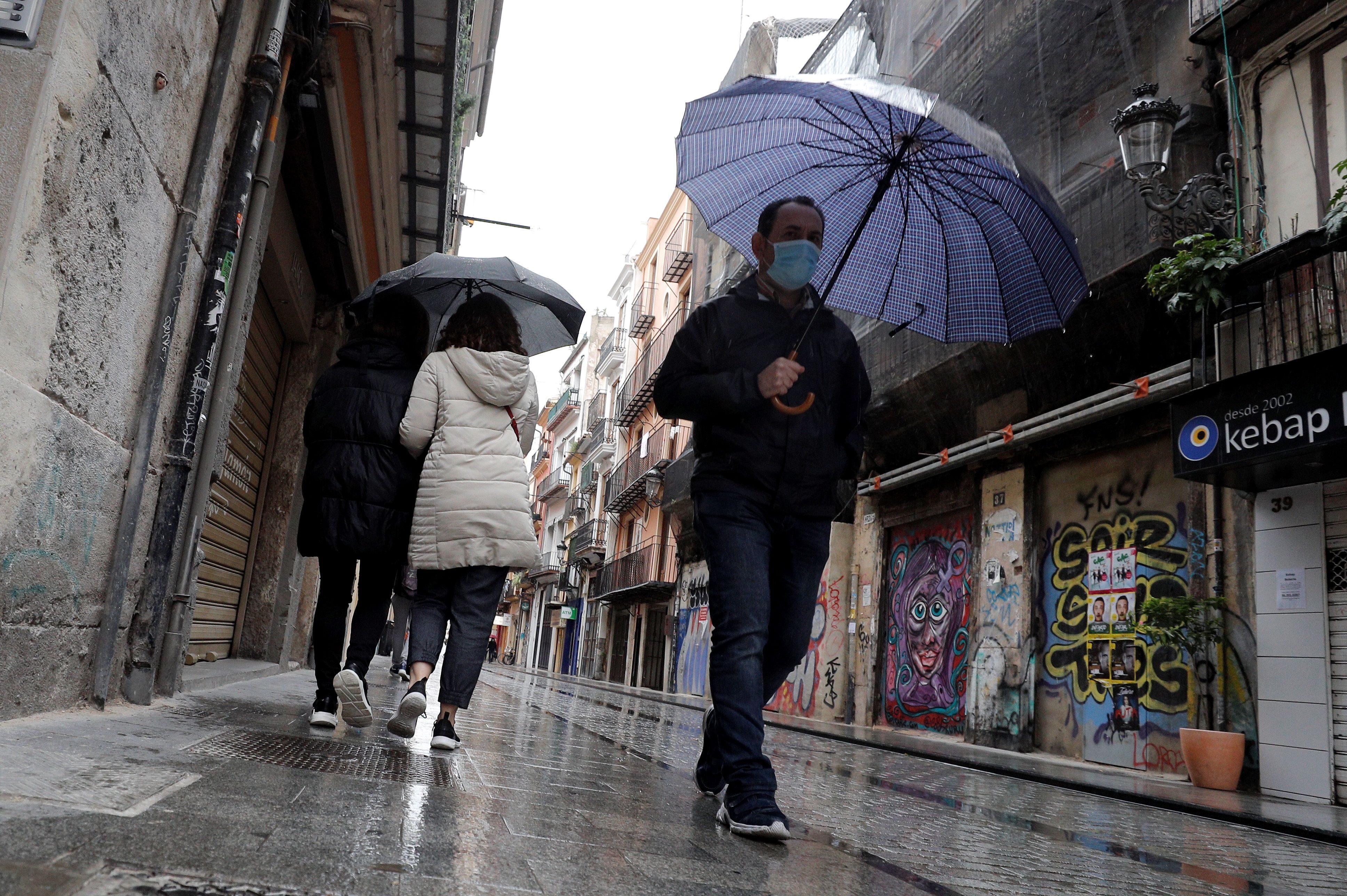 La Comunitat Valenciana cierra el invierno y da entrada a la primavera con lluvias y un ambiente frío. Aemet ha activado el aviso amarillo y prolonga hasta el sábado la probabilidad de precipitaciones y nevadas. 