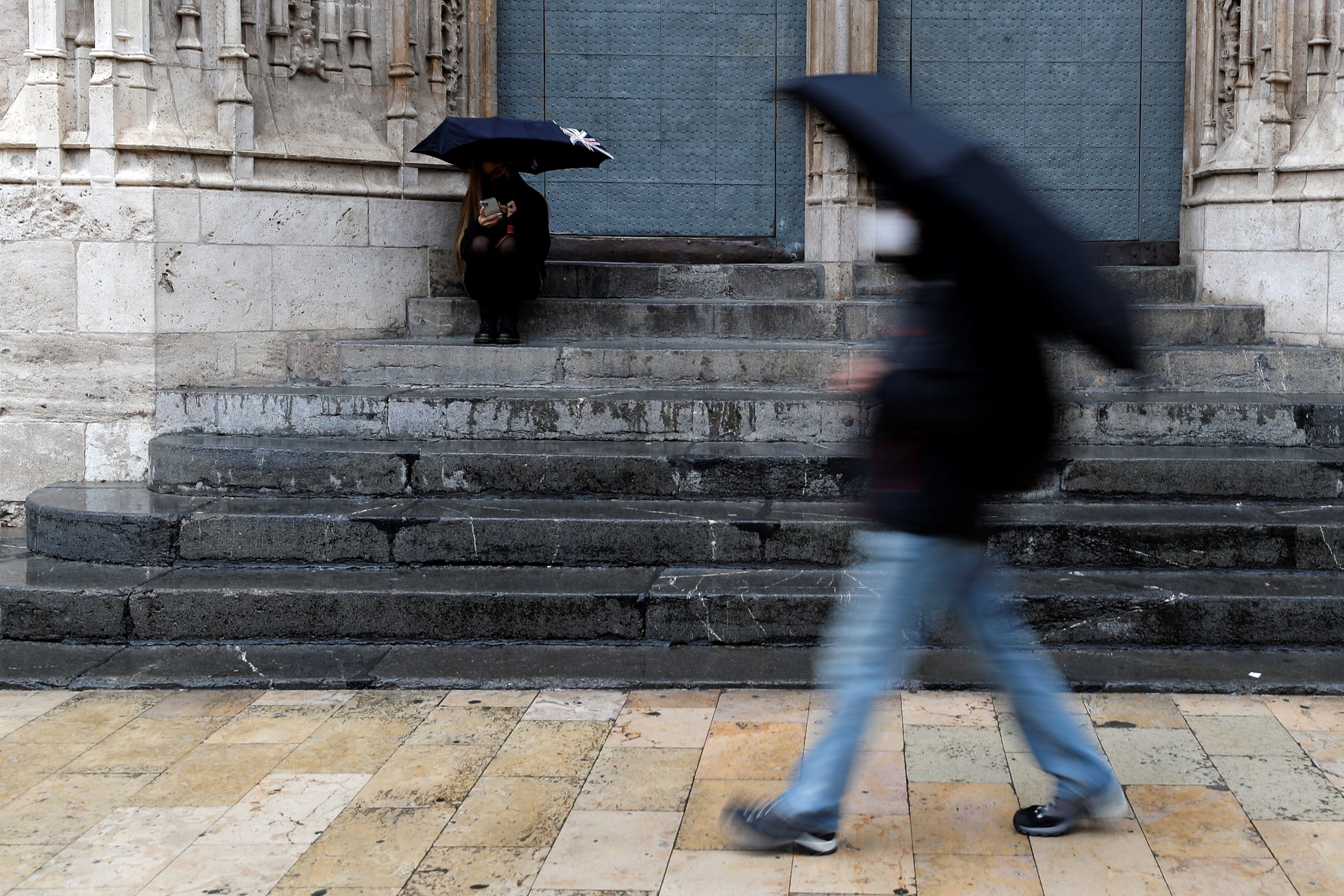 La Comunitat Valenciana cierra el invierno y da entrada a la primavera con lluvias y un ambiente frío. Aemet ha activado el aviso amarillo y prolonga hasta el sábado la probabilidad de precipitaciones y nevadas. 