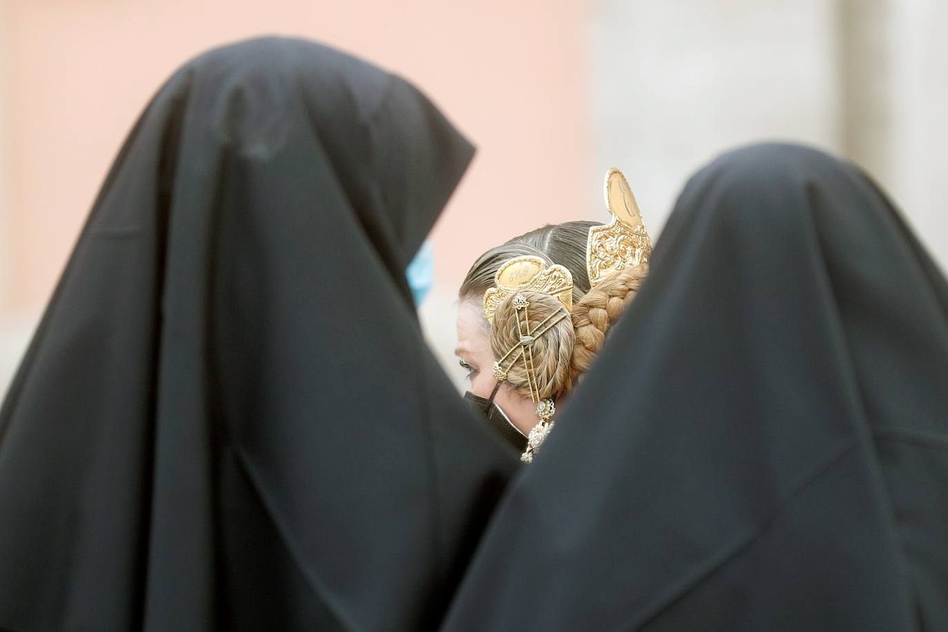 Decenas de personas acuden a la misa de la Catedral y también vestidas de fallera a la Basílica de la Virgen