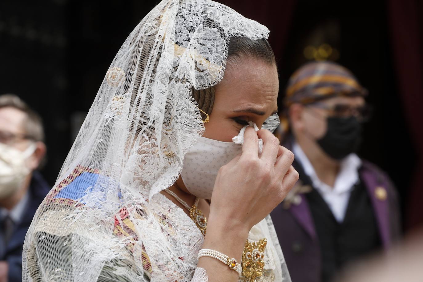 Decenas de personas acuden a la misa de la Catedral y también vestidas de fallera a la Basílica de la Virgen