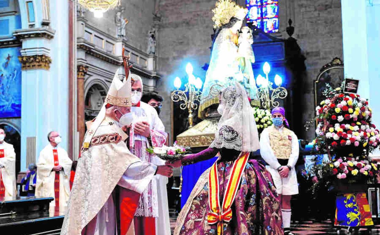 Cañizares recibe a Carla García en un instante de la misa en la catedral.