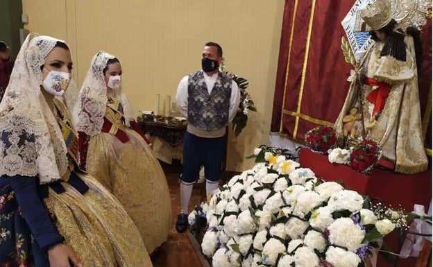 Las falleras mayores de Gandia, Sandra Faus y Alba Ramón, en la iglesia de San José esta mañana. 