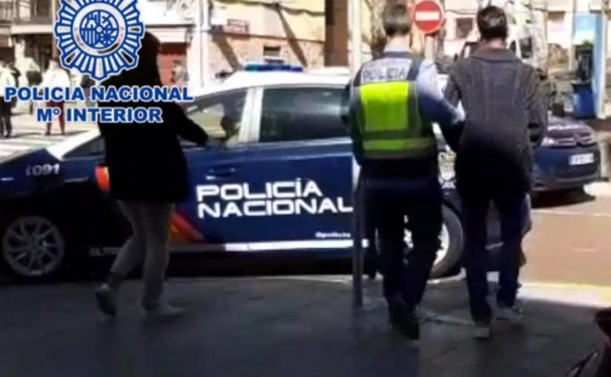 Los agentes de la Policía Nacional detienen al sospechoso en su domicilio de San Vicente del Rspeig. 