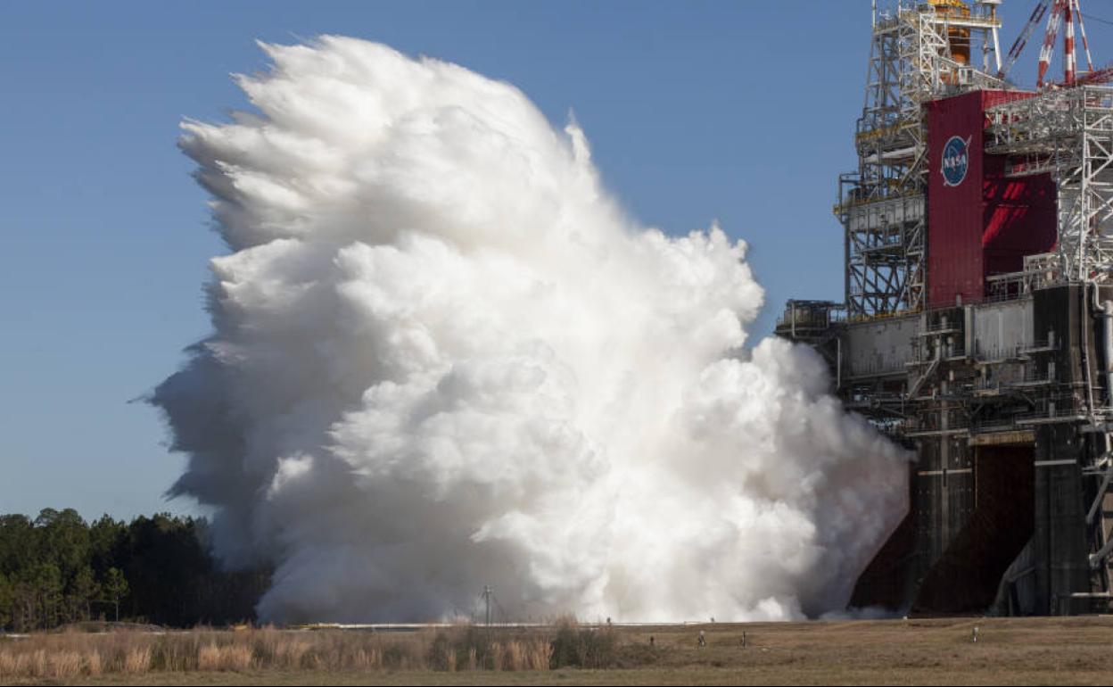 NASA | Exitosa prueba de «hot fire» de la NASA para lanzar un gigantesco cohete a la Luna