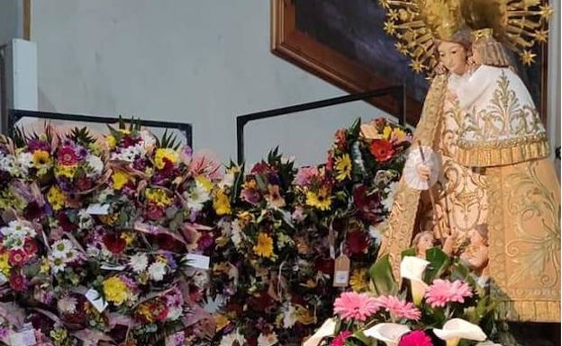 La Virgen de los Desamparados rodeada de flores en la iglesia de Sant Pere en Tavernes. 