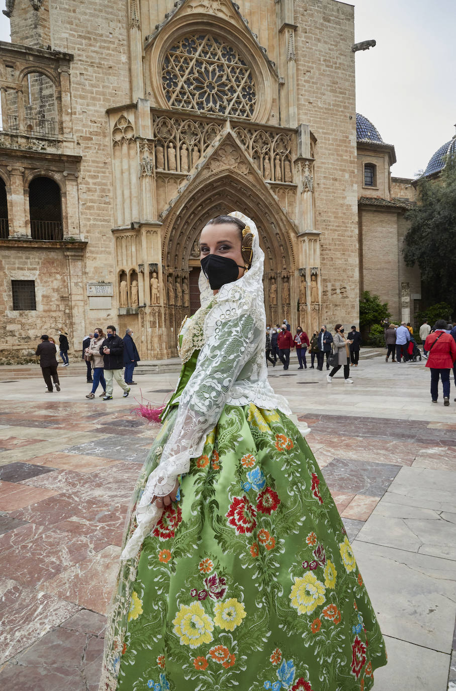 Decenas de personas acuden a la misa de la Catedral y también vestidas de fallera a la Basílica de la Virgen