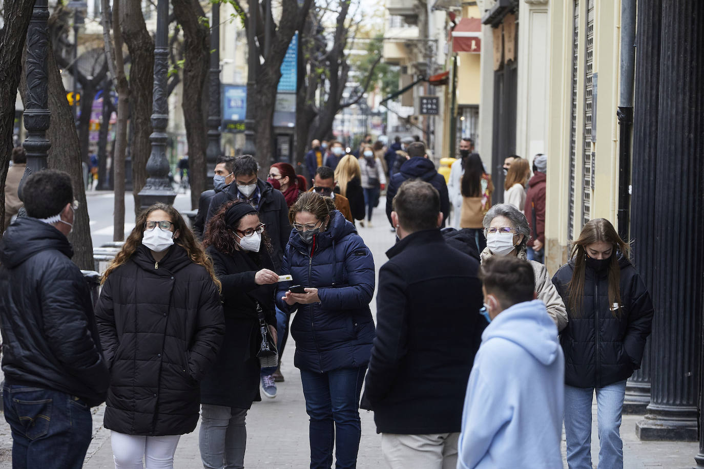 Decenas de personas acuden a la misa de la Catedral y también vestidas de fallera a la Basílica de la Virgen